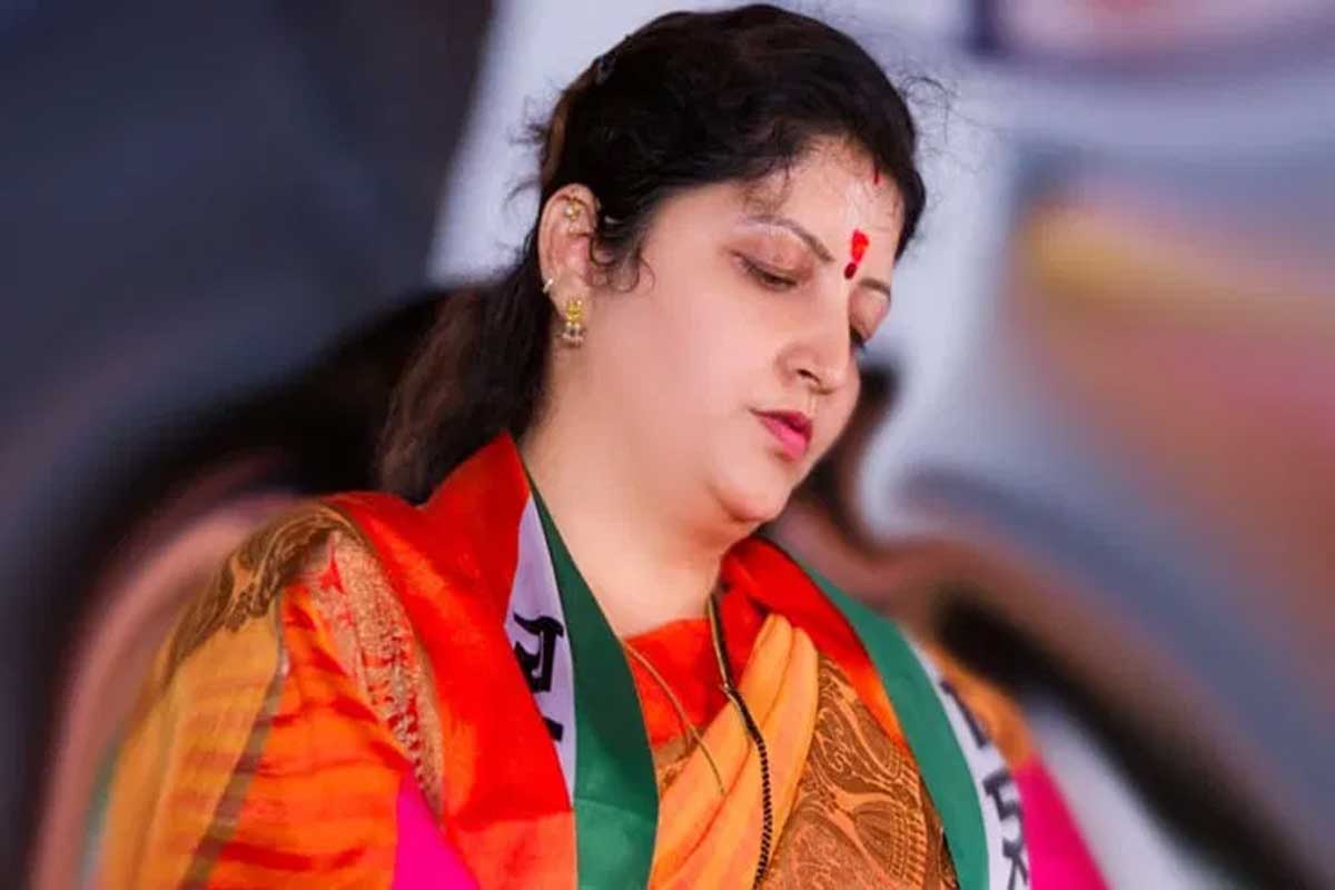 मराठी भाषिकांची मुस्कटदाबी सुरूच! राष्ट्रवादीच्या रुपाली चाकणकर गनिमी काव्यानं पोहोचल्या