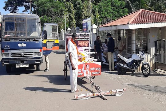 मुख्यमंत्र्यांनी पाळला नाही शब्द, अनवाणी पायानं बैलगाडा ओढत बळीराजानं काढली पदयात्रा!