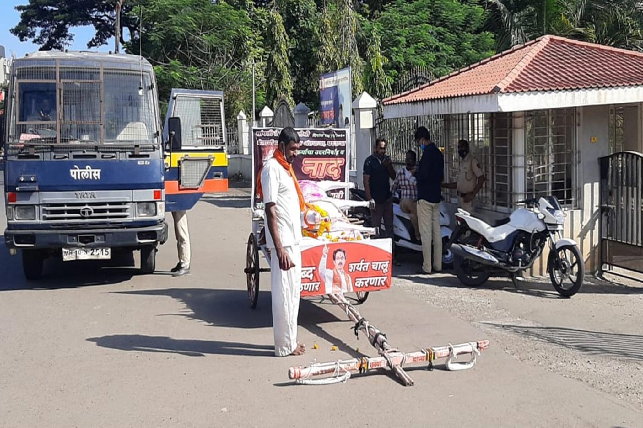 मुख्यमंत्र्यांनी पाळला नाही शब्द, अनवाणी पायानं बैलगाडा ओढत बळीराजानं काढली...