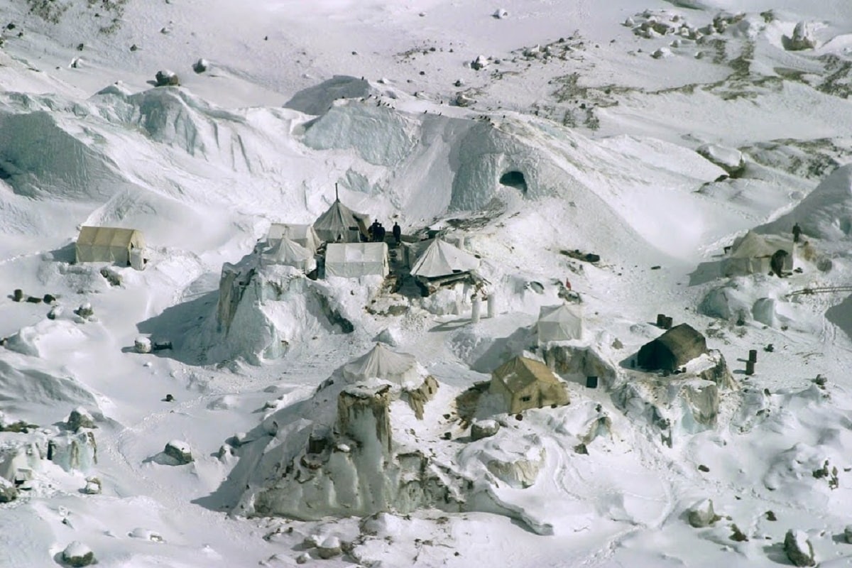 लडाखमध्ये चीन सोबतचा तणाव कायम आहे (India-China Ladakh Border Tension). भारतीय सैनिकांनी चिनी सैनिकांना रोखून धरण्यात यश मिळवलं असून त्यांच्या मुजोरीला मोठा दणका दिला आहे. चीनचं संकट कायम असताना लष्करापुढे आता दुसरं संकट निर्माण झालं आहे. लडाखमध्ये चीन सोबतचा तणाव कायम आहे (India-China Ladakh Border Tension). भारतीय सैनिकांनी चिनी सैनिकांना रोखून धरण्यात यश मिळवलं असून त्यांच्या मुजोरीला मोठा दणका दिला आहे. चीनचं संकट कायम असताना लष्करापुढे आता दुसरं संकट निर्माण झालं आहे.