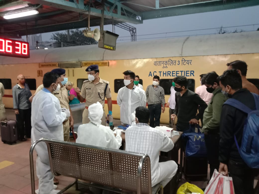 दरम्यान मुंबईतील रेल्वे स्टेशनवर रॅपिड अँटीजेन टेस्टिंग आजपासून सुरू करण्यात आले आहे. दादर स्टेशनवर ही चाचणी सुरू केली गेली आहे. यादरम्यानचे दादर स्टेशनवरील काही फोटो दरम्यान मुंबईतील रेल्वे स्टेशनवर रॅपिड अँटीजेन टेस्टिंग आजपासून सुरू करण्यात आले आहे. दादर स्टेशनवर ही चाचणी सुरू केली गेली आहे. यादरम्यानचे दादर स्टेशनवरील काही फोटो