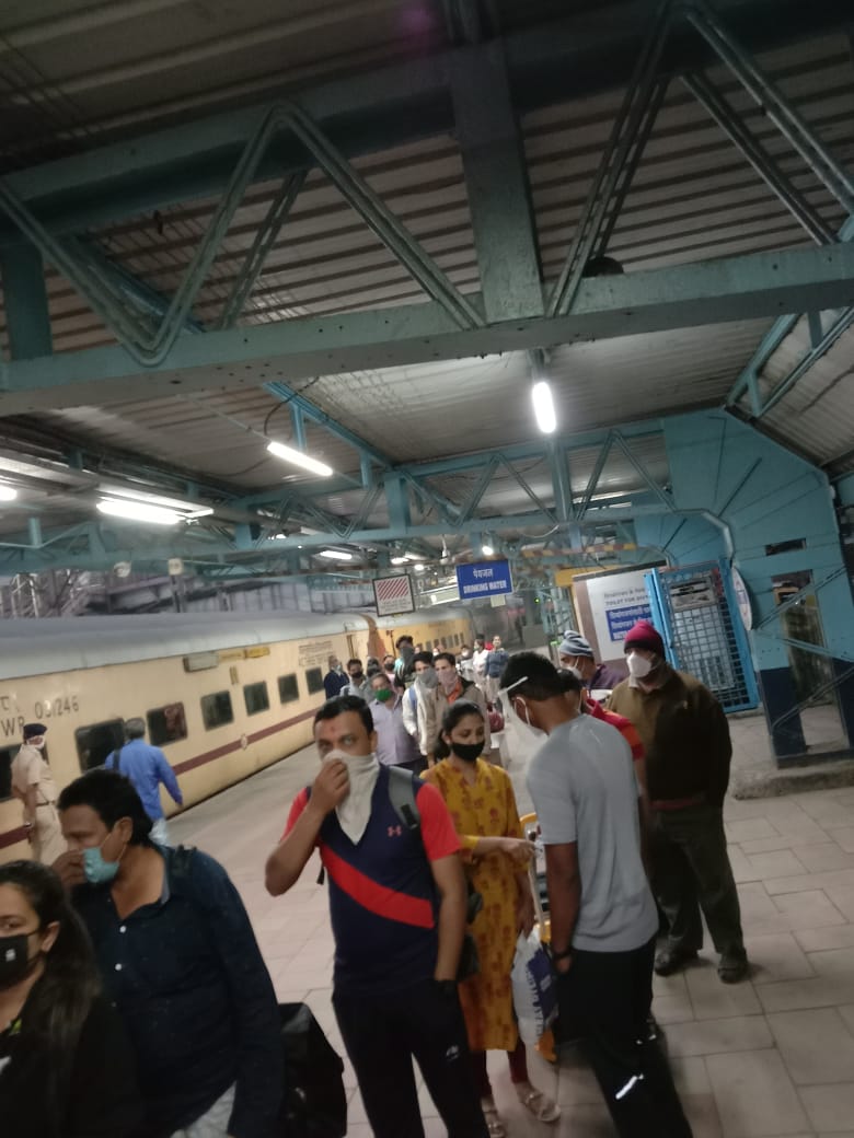 याठिकाणी करण्यात आलेली अँटीजेन टेस्ट निगेटिव्ह असेल तर घरी जाऊ दिलं जाईल अन्यथा संबंधित व्यक्तीस क्वारंटाइन सेंटर किंवा गरजेचं असेल तर रुग्णलायत भरती केलं जाईल याठिकाणी करण्यात आलेली अँटीजेन टेस्ट निगेटिव्ह असेल तर घरी जाऊ दिलं जाईल अन्यथा संबंधित व्यक्तीस क्वारंटाइन सेंटर किंवा गरजेचं असेल तर रुग्णलायत भरती केलं जाईल