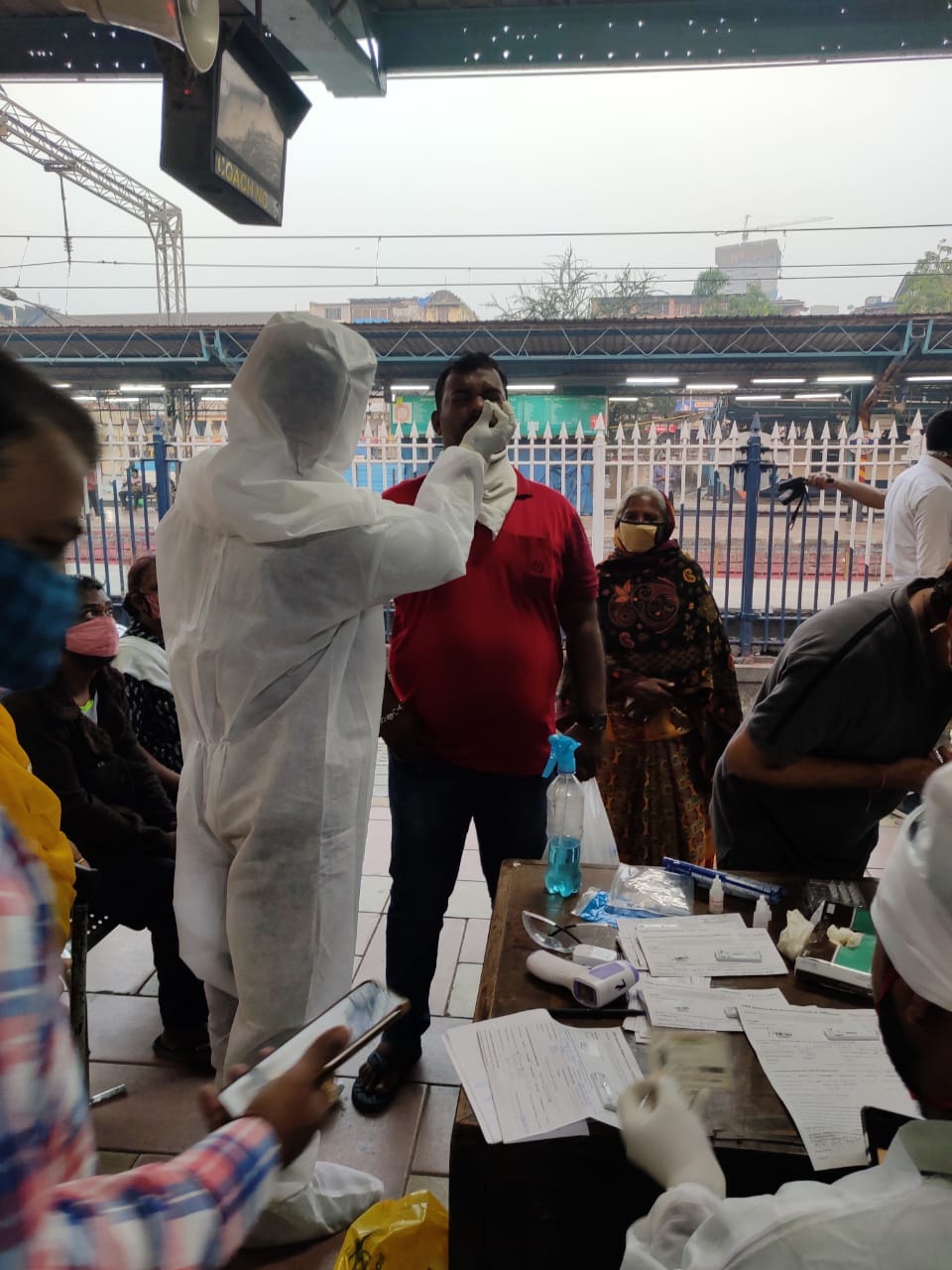 4 अतिबाधित असलेल्या राज्यातून येणाऱ्या रेल्वेगाड्यांमधून येणाऱ्या प्रवाशांची यादी करून त्यावर त्यातील पॉझिटीव्ह रुग्णांचा रेकॉर्ड ठेवला जाईल आणि त्यानुसार त्याला ट्रॅक केलं जाईल 4 अतिबाधित असलेल्या राज्यातून येणाऱ्या रेल्वेगाड्यांमधून येणाऱ्या प्रवाशांची यादी करून त्यावर त्यातील पॉझिटीव्ह रुग्णांचा रेकॉर्ड ठेवला जाईल आणि त्यानुसार त्याला ट्रॅक केलं जाईल