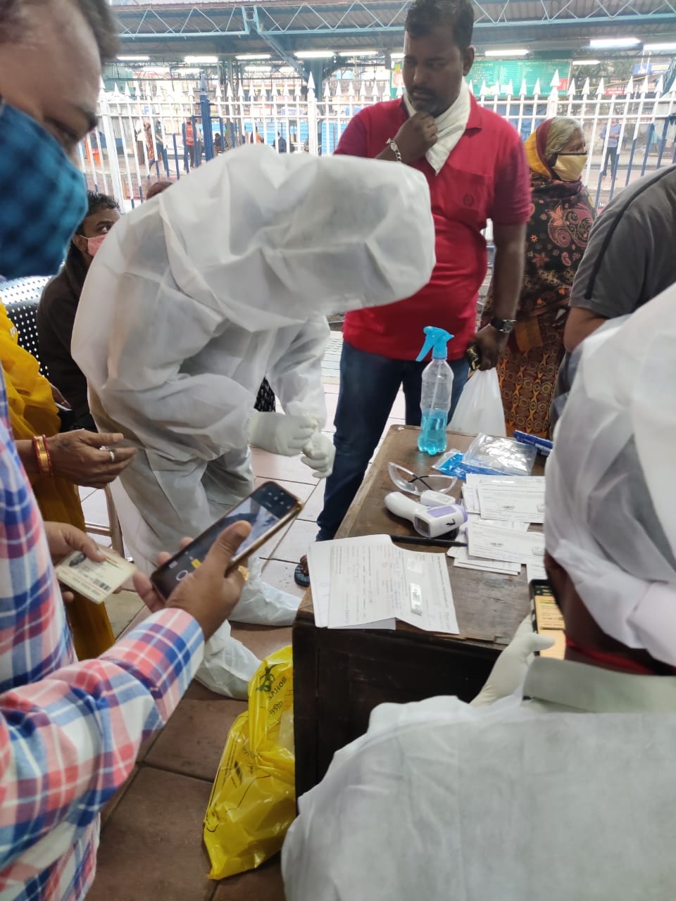 दिल्ली, राजस्थान, गुजरात, गोवा राज्यातून येणाऱ्या प्रवाशांना कोविडची आरटी-पीसीआर चाचणी अनिवार्य असल्याचं परिपत्रक राज्यसरकारने काढलं होतं. दिल्ली, राजस्थान, गुजरात, गोवा राज्यातून येणाऱ्या प्रवाशांना कोविडची आरटी-पीसीआर चाचणी अनिवार्य असल्याचं परिपत्रक राज्यसरकारने काढलं होतं.