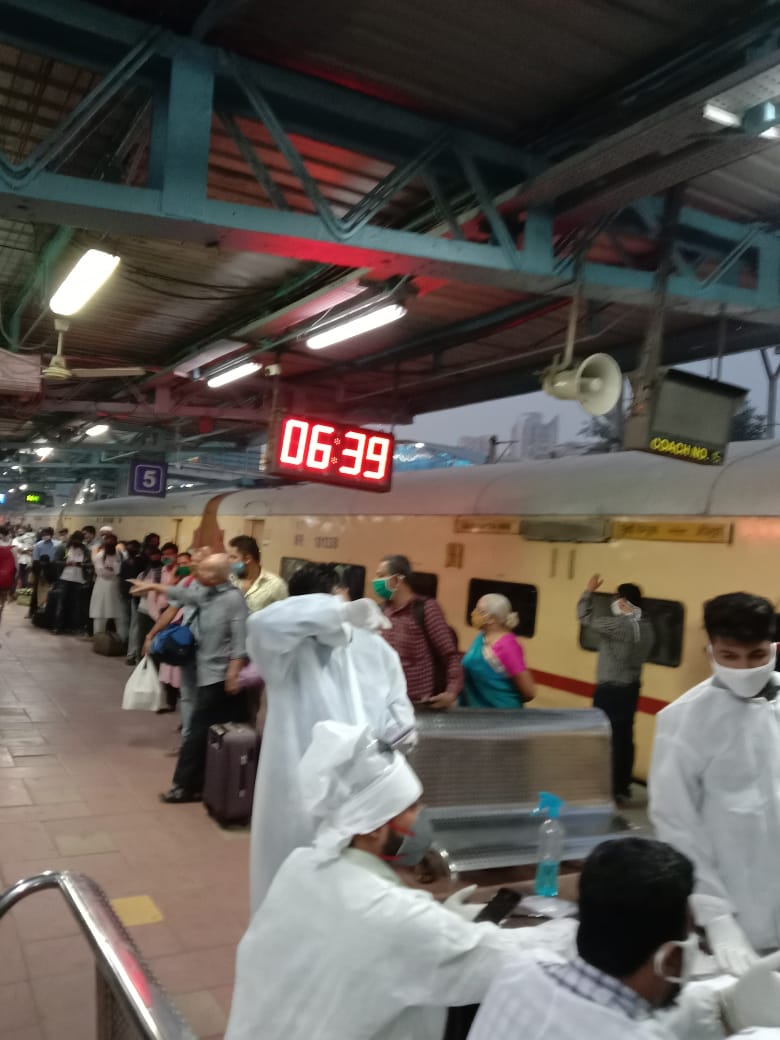 मुंबईतील सर्व रेल्वेच्या स्टेशनवरही तपासणी सुरू केली आहे. मुंबईत सध्या कोरोनाची स्थिती ही नियंत्रणात आहे. बेड योग्य प्रकारे उपलब्ध आहेत. त्यामुळे कोरोनाची लाट येईल की नाही हे माहीत नाही. पण पालिकेने याचे नियोजन सुरू केले आहे. त्यामुळे आता लोकांनी जे नियम दिले ते पाळणं गरजेचे असणार आहे, असे इक्बालसिंग चहल यांनी सांगितलं आहे. त्याच पार्श्वभूमिवर आजपासून दादर स्थानकात ही चाचणी सुरू करण्यात आली आहे. मुंबईतील सर्व रेल्वेच्या स्टेशनवरही तपासणी सुरू केली आहे. मुंबईत सध्या कोरोनाची स्थिती ही नियंत्रणात आहे. बेड योग्य प्रकारे उपलब्ध आहेत. त्यामुळे कोरोनाची लाट येईल की नाही हे माहीत नाही. पण पालिकेने याचे नियोजन सुरू केले आहे. त्यामुळे आता लोकांनी जे नियम दिले ते पाळणं गरजेचे असणार आहे, असे इक्बालसिंग चहल यांनी सांगितलं आहे. त्याच पार्श्वभूमिवर आजपासून दादर स्थानकात ही चाचणी सुरू करण्यात आली आहे.