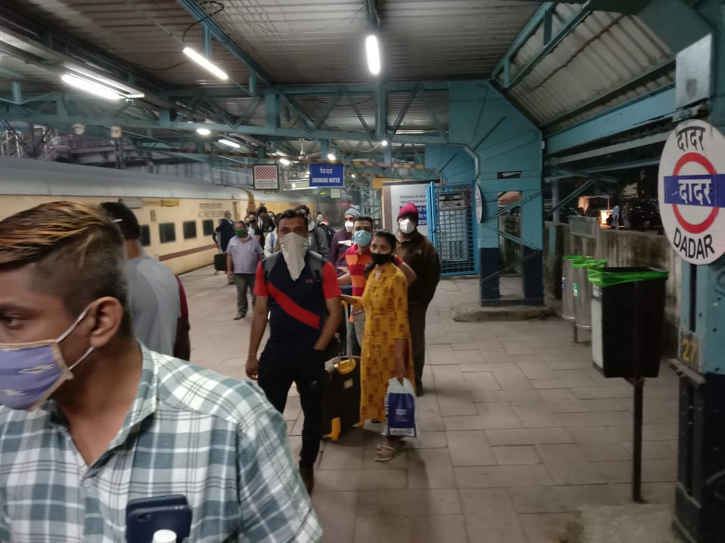 दादरशिवाय मुंबईतील इतर स्थानकांतही ही अँटिजेन चाचणी सुरू करण्यात आली आहे. परराज्यातून येणाऱ्या प्रवाशांकडे आरटीपीसीआर चाचणीचा निगेटिव्ह अहवाल असणं बंधनकारक आहे. पण जेव्हा राज्य सरकारने याबाबत परिपत्रक काढलं, त्यानंतर लगेचच या प्रवाशांकडे असा अहवाल असेल याची खात्री बाळगता येत नाही. त्यामुळे आजपासून मुंबईतील रेल्वे स्थानंकांमध्ये अँटिजेन टेस्टिंगची सुरुवात करण्यात आली आहे. दादरशिवाय मुंबईतील इतर स्थानकांतही ही अँटिजेन चाचणी सुरू करण्यात आली आहे. परराज्यातून येणाऱ्या प्रवाशांकडे आरटीपीसीआर चाचणीचा निगेटिव्ह अहवाल असणं बंधनकारक आहे. पण जेव्हा राज्य सरकारने याबाबत परिपत्रक काढलं, त्यानंतर लगेचच या प्रवाशांकडे असा अहवाल असेल याची खात्री बाळगता येत नाही. त्यामुळे आजपासून मुंबईतील रेल्वे स्थानंकांमध्ये अँटिजेन टेस्टिंगची सुरुवात करण्यात आली आहे.