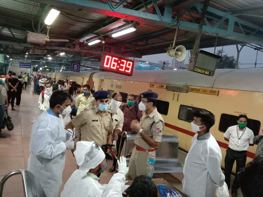 चाचणी निगेटिव्ह असेल तर प्रवाशाला घरी जाण्याची परवानगी देण्यात येईल. फोन नंबर, पत्त्यासह सर्व माहिती त्या प्रवाशाकडून घेतली जाईल. चाचणी निगेटिव्ह असेल तर प्रवाशाला घरी जाण्याची परवानगी देण्यात येईल. फोन नंबर, पत्त्यासह सर्व माहिती त्या प्रवाशाकडून घेतली जाईल.