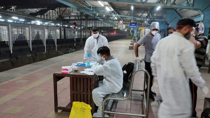 मुंबई महानगरपालिकेच्या अधिकाऱ्यांनी बोरिवली, अंधेरी, वांद्रे टर्मिनस, दादर, मुंबई सेंट्रल, छत्रपती शिवाजी महाराज टर्मिनस (सीएसएमटी आणि कुर्ला) अशा मुख्य स्थानकांवर सतर्क रहाण्याची सूचना केली आहे. याठिकाणी मोठ्या प्रमाणात परराज्यातून प्रवासी दाखल होतात.