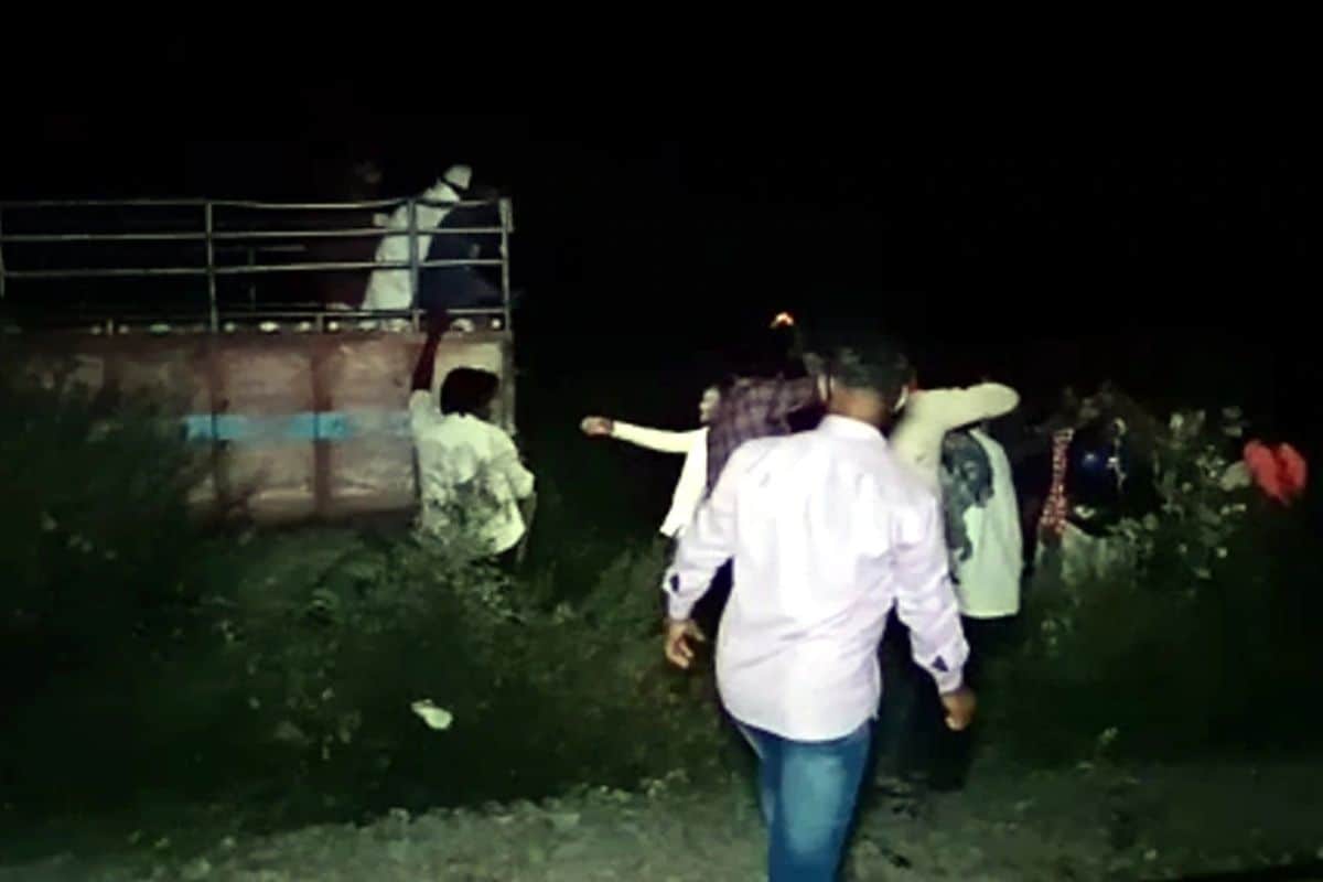बुरहानपूरमधील बिरोदामध्ये राहणारे 19 वर्षीय इरफान आणि 16 वर्षीय कलीम शुक्रवारी सायंकाळी 6 वाजता ट्रॅकवरुन बुरहानपूरच्या दिशेने येत होते. काही वेळानंतर कर्नाटक एक्स्प्रेस भुसावळवरुन लालबाग रेल्वे स्टेशनवर येत होती. रेल्वे ट्रॅकच्या पोल क्रमांक 496/2 पासून 496/4 दरम्यान दोघांचा ट्रेन अपघातात मृत्यू झाला. बुरहानपूरमधील बिरोदामध्ये राहणारे 19 वर्षीय इरफान आणि 16 वर्षीय कलीम शुक्रवारी सायंकाळी 6 वाजता ट्रॅकवरुन बुरहानपूरच्या दिशेने येत होते. काही वेळानंतर कर्नाटक एक्स्प्रेस भुसावळवरुन लालबाग रेल्वे स्टेशनवर येत होती. रेल्वे ट्रॅकच्या पोल क्रमांक 496/2 पासून 496/4 दरम्यान दोघांचा ट्रेन अपघातात मृत्यू झाला.