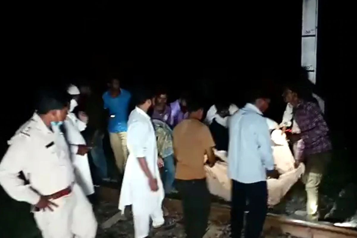 लालबाग रेल्वे स्टेशन पोहोचल्यानंतर कर्नाटक एक्स्प्रेसच्या ड्रायव्हरने अधिकाऱ्यांना अपघाताची सूचना दिली. ड्रायव्हरने सांगितलं की, दोघेही रेल्वे ट्रॅकवरुन चालत होते. हॉर्न वाजवल्यानंतरही ते ट्रॅकमधून हटले नाही. त्यातून हा अपघात झाला. लालबाग रेल्वे स्टेशन पोहोचल्यानंतर कर्नाटक एक्स्प्रेसच्या ड्रायव्हरने अधिकाऱ्यांना अपघाताची सूचना दिली. ड्रायव्हरने सांगितलं की, दोघेही रेल्वे ट्रॅकवरुन चालत होते. हॉर्न वाजवल्यानंतरही ते ट्रॅकमधून हटले नाही. त्यातून हा अपघात झाला.