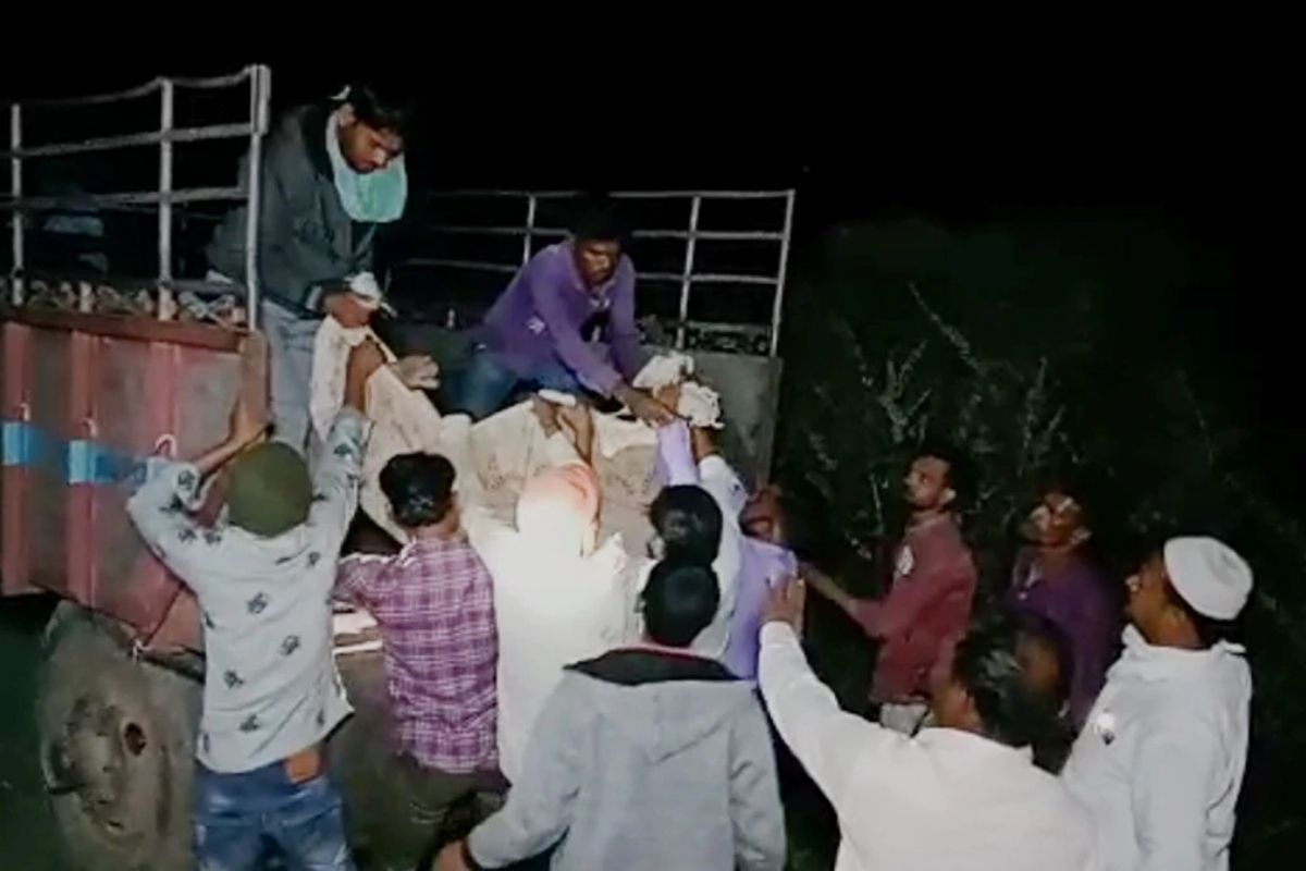 त्यांने हे देखील सांगितलं की, त्यावेळी दुसऱ्या ट्रॅकवरही ट्रेन येत होती. सूचना मिळताच रेल्वे व पोलीस अधिकारी घटनास्थळी पोहोचले. माहिती मिळताच गावकरी मृतदेह उचलण्यासाठी आले, मात्र त्यांना यावेळी केवळ दोन धड मिळाले. त्या दोघांचा मृतदेह अत्यंत वाईट परिस्थितीत होता. त्यांने हे देखील सांगितलं की, त्यावेळी दुसऱ्या ट्रॅकवरही ट्रेन येत होती. सूचना मिळताच रेल्वे व पोलीस अधिकारी घटनास्थळी पोहोचले. माहिती मिळताच गावकरी मृतदेह उचलण्यासाठी आले, मात्र त्यांना यावेळी केवळ दोन धड मिळाले. त्या दोघांचा मृतदेह अत्यंत वाईट परिस्थितीत होता.