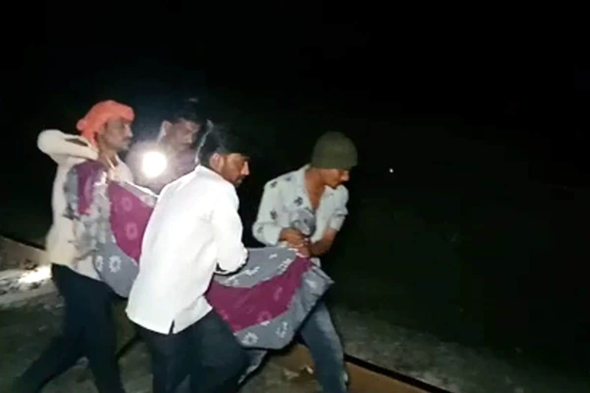 रेल्वेने धडक दिल्याने त्यांच्या शरीराचे इतके तुकडे झाले होते की, चेहरा ओळखणं अवघड झालं होतं. मृतांचा मृतदेह शोधण्यासाठी पोलिसांसह तब्बल 40 लोक 2 तास ट्रॅकवर शोधाशोध करीत होते. यादरम्.ान वाघोडामध्ये गोदानसग तीन ट्रेन्स अर्धा तास थांबवून ठेवण्यात आल्या. गाड्या लेट झाल्याचे कळताच पोलिसांनी नागरिकांना ट्रॅकपासून लांब जाण्याचं आवाहन केलं. साधारण सायंकाळी 7 वाजता पुन्हा ट्रेन्स धावायला लागल्या. रेल्वेने धडक दिल्याने त्यांच्या शरीराचे इतके तुकडे झाले होते की, चेहरा ओळखणं अवघड झालं होतं. मृतांचा मृतदेह शोधण्यासाठी पोलिसांसह तब्बल 40 लोक 2 तास ट्रॅकवर शोधाशोध करीत होते. यादरम्.ान वाघोडामध्ये गोदानसग तीन ट्रेन्स अर्धा तास थांबवून ठेवण्यात आल्या. गाड्या लेट झाल्याचे कळताच पोलिसांनी नागरिकांना ट्रॅकपासून लांब जाण्याचं आवाहन केलं. साधारण सायंकाळी 7 वाजता पुन्हा ट्रेन्स धावायला लागल्या.