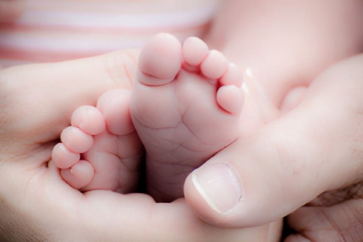 Positive News: व्हेंटिलेटरवर असणाऱ्या कोरोनाबाधित आईनं दिला बाळाला जन्म, सुदैवानं दोघंही सुखरुप