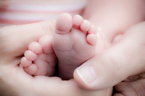 व्हेटिंलेटरवर उपचार घेणाऱ्या एका गर्भवती महिलेनं (pregnant woman on ventilator) बाळाला सुखरूप जन्म दिल्याची (give birth to a baby) घटना घडली आहे. ही घटना एखाद्या चमत्कारापेक्षा कमी नसल्याचं अनेकांनी म्हटलं आहे.  