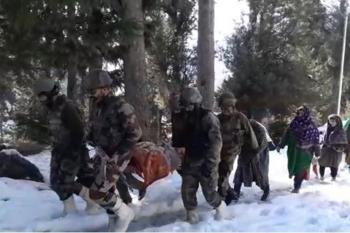 जम्मू-काश्मीरमधून एक सकारात्मक बातमी समोर आली आहे. भारतीय आर्मी सीमेवर स्वत:च्या जीवाची पर्वा न करता भारतीयाचं रक्षण करते. इतकच नाही तर अडचणीत सापडलेल्या भारतीयांसाठीही भारतीय आर्मी कायम पाठिशी उभी राहते हे या व्हिडीओमधून दिसून येते. जम्मू-काश्मीरमधून एक सकारात्मक बातमी समोर आली आहे. भारतीय आर्मी सीमेवर स्वत:च्या जीवाची पर्वा न करता भारतीयाचं रक्षण करते. इतकच नाही तर अडचणीत सापडलेल्या भारतीयांसाठीही भारतीय आर्मी कायम पाठिशी उभी राहते हे या व्हिडीओमधून दिसून येते.