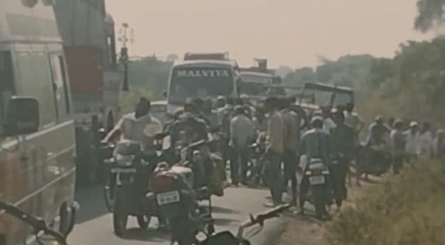 पोलीस सूत्रांकडून मिळालेल्या माहितीनुसार येथून सुमारे तीन किलोमीटर अंतरावर धार जिल्ह्यातील खंडवा-बडोदरा रोडवर दुचाकीवरुन आलेल्या एका युवकाने कार ओव्हरटेक करीत दुचाकी कारसमोर थांबवली आणि महिला कॉन्स्टेबलवर पिस्तूलाने गोळ्या झाडल्या. यात पल्लवी सोलंकी नावाची तरुणी जखमी झाली आहे. पोलीस सूत्रांकडून मिळालेल्या माहितीनुसार येथून सुमारे तीन किलोमीटर अंतरावर धार जिल्ह्यातील खंडवा-बडोदरा रोडवर दुचाकीवरुन आलेल्या एका युवकाने कार ओव्हरटेक करीत दुचाकी कारसमोर थांबवली आणि महिला कॉन्स्टेबलवर पिस्तूलाने गोळ्या झाडल्या. यात पल्लवी सोलंकी नावाची तरुणी जखमी झाली आहे.