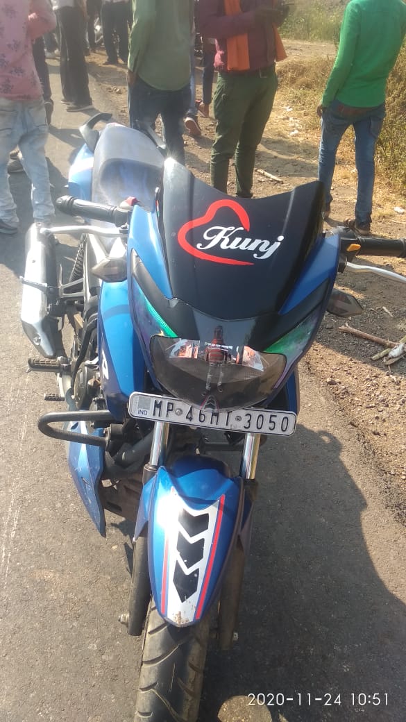 त्यानंतर थोड्या वेळातच त्या तरूणाने स्वत:च्या छातीवरही गोळी झाडली. या घटनेमुळे परिसरात अनागोंदीचे वातावरण निर्माण झाले होते. हा प्रकार घडताच दोघांनाही तातडीने बडवणी येथील जिल्हा रुग्णालयात दाखल करण्यात आले. त्यानंतर थोड्या वेळातच त्या तरूणाने स्वत:च्या छातीवरही गोळी झाडली. या घटनेमुळे परिसरात अनागोंदीचे वातावरण निर्माण झाले होते. हा प्रकार घडताच दोघांनाही तातडीने बडवणी येथील जिल्हा रुग्णालयात दाखल करण्यात आले.