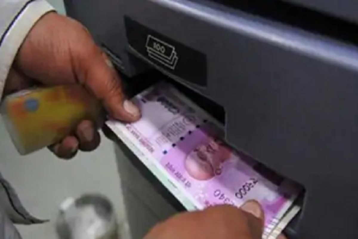 बँक खात्यात पैसे जमा करताना, काढताना लागणार चार्ज? वाचा काय आहे यामागचं सत्य