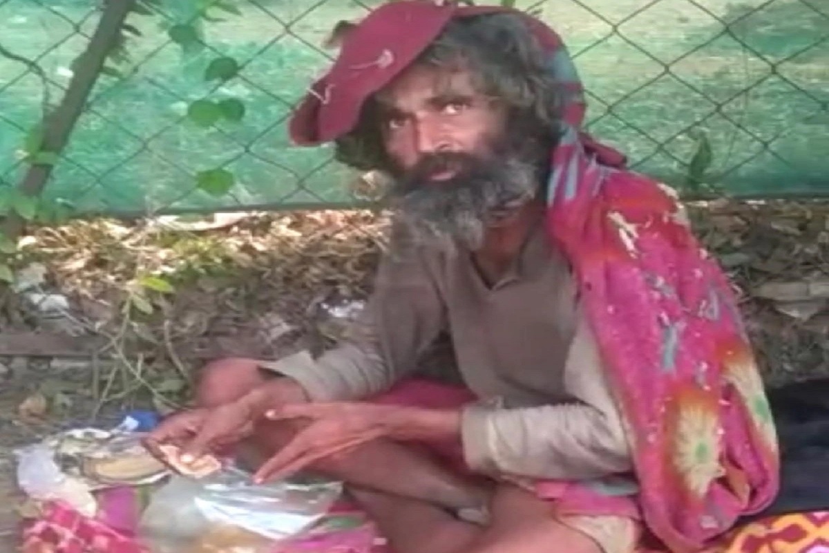थंडीने कुडकुडत रस्त्याकडेला पडला होता भिकारी; पोलीस अधिकाऱ्यांनी गाडी थांबवली आणि बसला मोठा धक्का