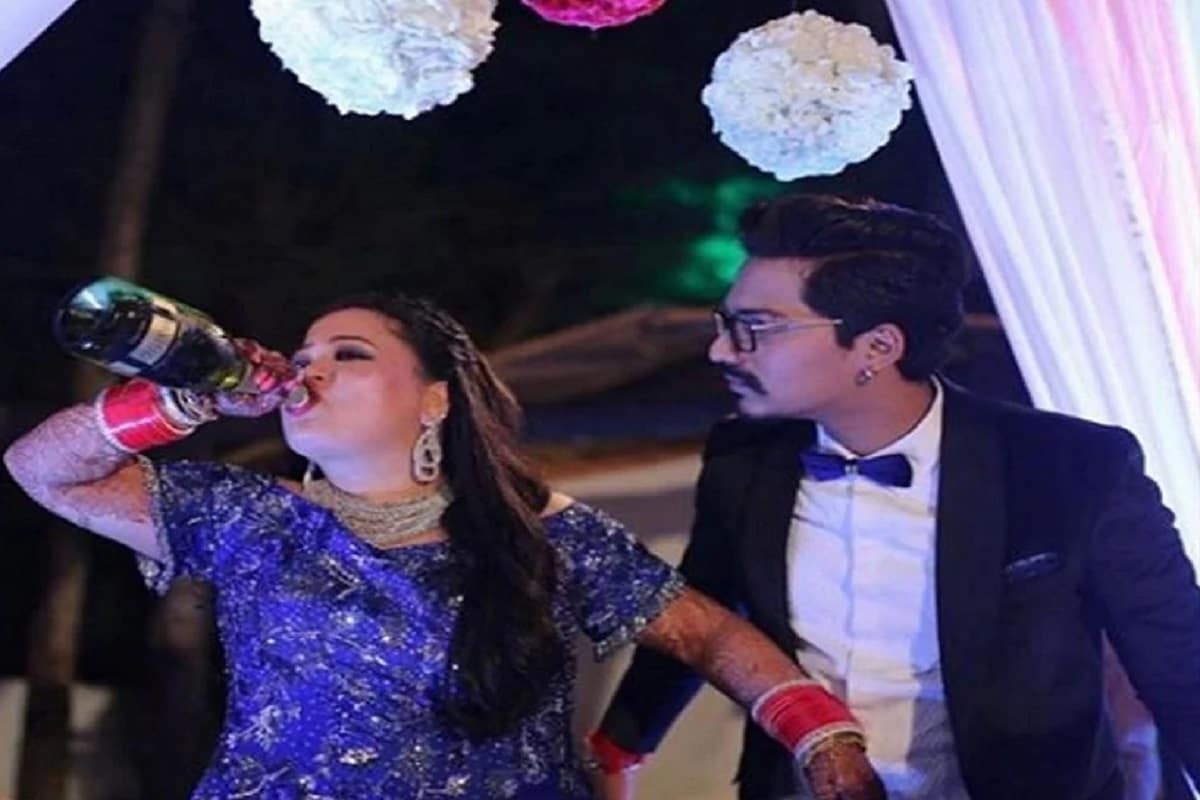 बॉलिवूडमधील ड्रग केसचा (Bollywood Drug Case) तपास करत असणारी नार्कोटिक्स कंट्रोल ब्युरोची टीम आता कॉमेडियन भारती सिंह (Bharti Singh) पर्यंत पोहोचली आहे. NCB ने भारती सिंह (Bharati Singh) आणि तिचा नवरा हर्ष लिम्बाचिया यांच्या मुंबईतील फ्लॅटवर छापेमारी केली आहे. (फोटो सौजन्य: सोशल मीडिया) बॉलिवूडमधील ड्रग केसचा (Bollywood Drug Case) तपास करत असणारी नार्कोटिक्स कंट्रोल ब्युरोची टीम आता कॉमेडियन भारती सिंह (Bharti Singh) पर्यंत पोहोचली आहे. NCB ने भारती सिंह (Bharati Singh) आणि तिचा नवरा हर्ष लिम्बाचिया यांच्या मुंबईतील फ्लॅटवर छापेमारी केली आहे. (फोटो सौजन्य: सोशल मीडिया)