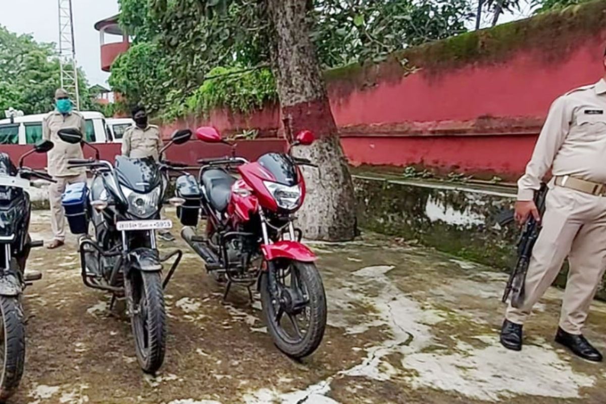 झारखंड, 20 नोव्हेंबर : काही दिवसांपूर्वी एका आरोपीने एकच कार ओएलएक्सवर अनेक वेळा विकल्याची बातमी समोर आली होती. या प्रकरणात आरोपीविरोधात पोलिसात तक्रार करण्यात आली आहे. दरम्यान झारखंडमधून अशीच विचित्र घटना समोर आली आहे. झारखंडमधील जामताडा जिल्ह्यात पोलिसांनी अशा चोराला पकडलं आहे, जो लोकांकडून त्यांची बाईक मागून चोरी करीत होता. पोलिसांनी या प्रकरणात चोराकडून अनेक मोटार सायकल जप्त केल्या आहेत. याशिवाय गॅरेजच्या मालकालाही ताब्यात घेतलं आहे. हा गॅरेज मालक चोरी केलेल्या बाईक लपवत होता. 