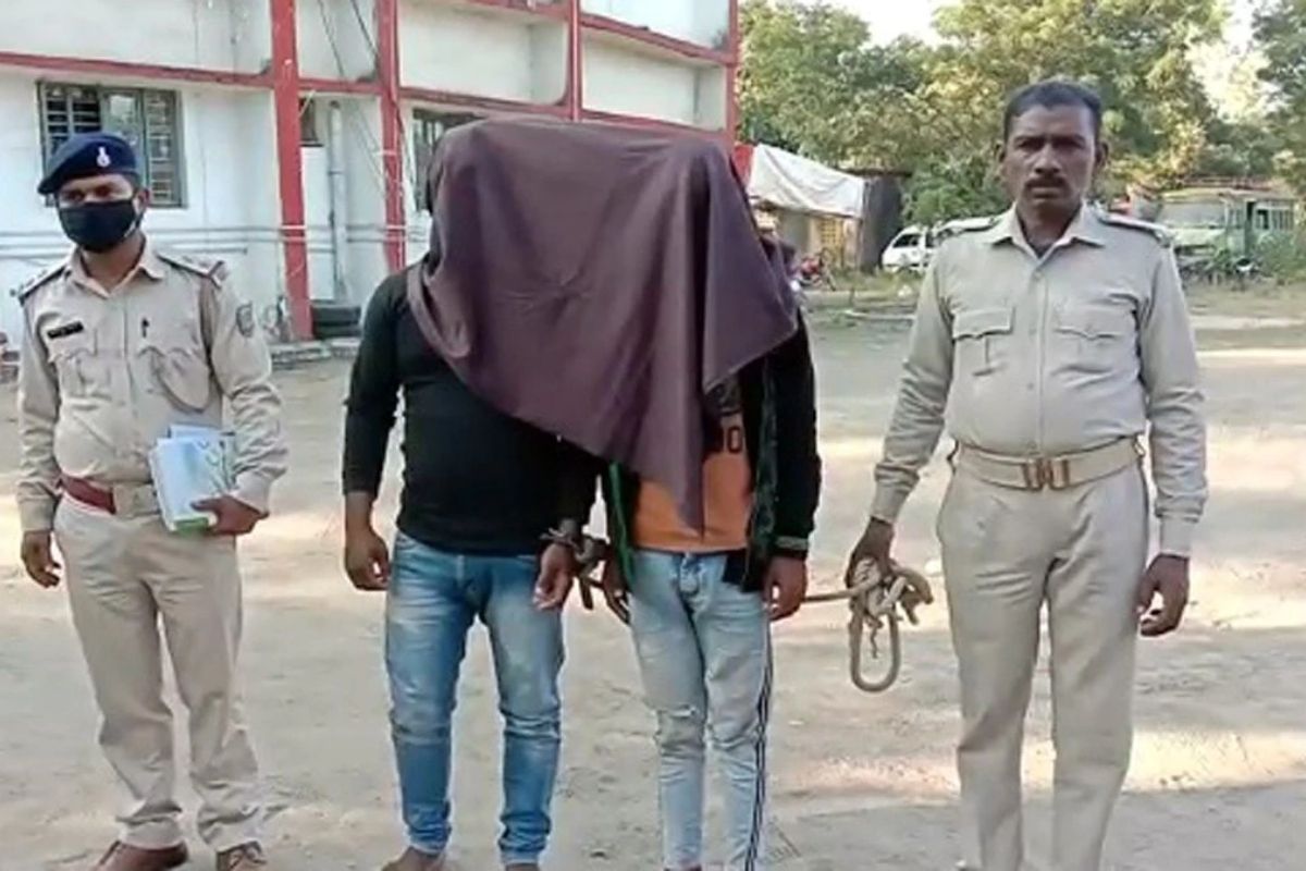 जामताडा पोलिसांनी एक अशा चोराला पकडलं आहे, जो चोरी करण्यासाठी नाही रात्र पाहायचा नाही दिवस..चोरी करताना त्याला कुणाची भीतीही नव्हती. कारण बाईक मालक स्वत:ला त्याला गाडीची चावी देत होता आणि हा चोर बाईक गायब करीत होता. जोपर्यंत लोक या चोराचा हेतू समजू शकत होते, तोपर्यंत हा बाईक घेऊन फरार झालेला असायचा. जामताडा पोलिसांनी एक अशा चोराला पकडलं आहे, जो चोरी करण्यासाठी नाही रात्र पाहायचा नाही दिवस..चोरी करताना त्याला कुणाची भीतीही नव्हती. कारण बाईक मालक स्वत:ला त्याला गाडीची चावी देत होता आणि हा चोर बाईक गायब करीत होता. जोपर्यंत लोक या चोराचा हेतू समजू शकत होते, तोपर्यंत हा बाईक घेऊन फरार झालेला असायचा.