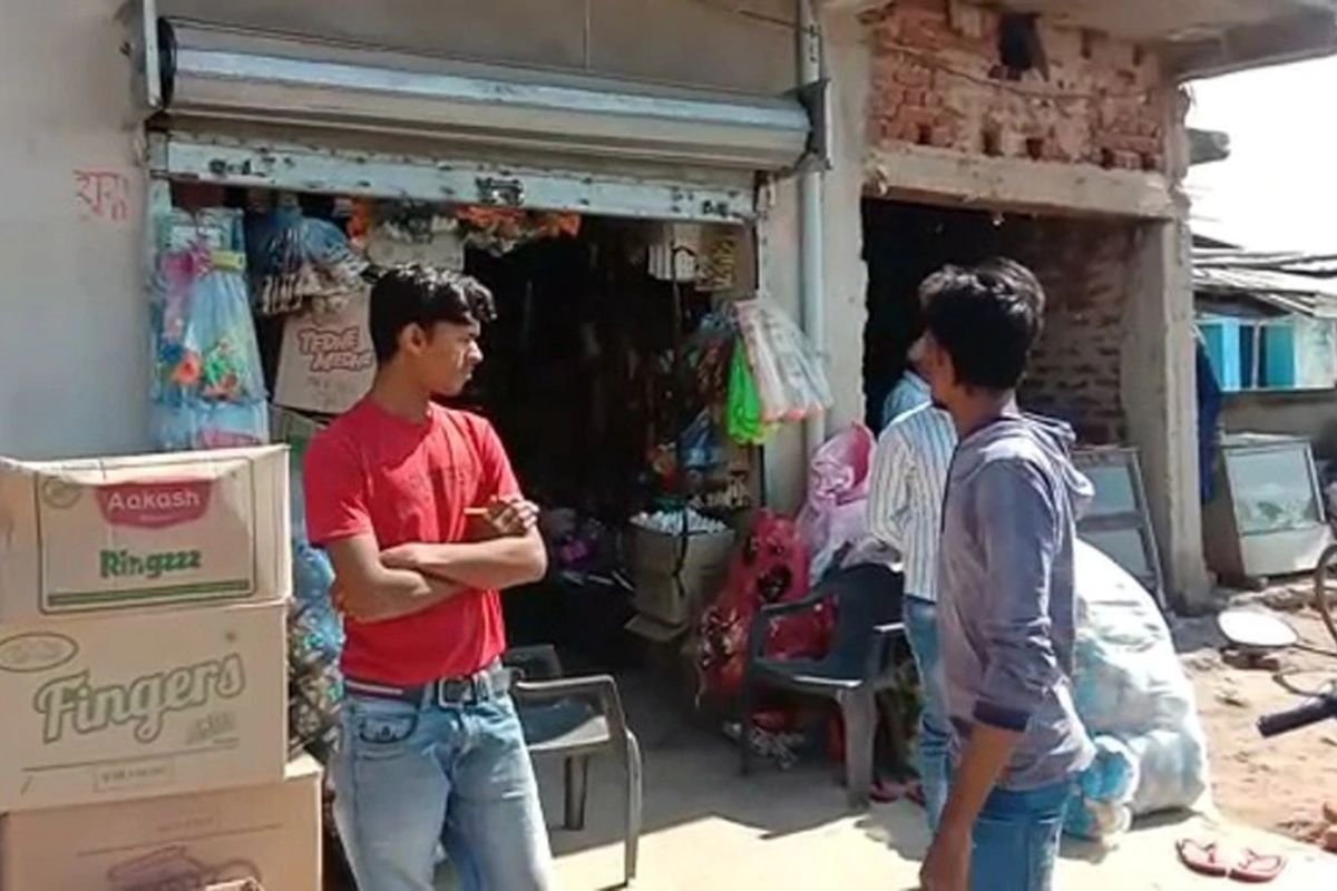 याबाबत माहिती देताना आयपीएस शुभांशू जैन यांनी सांगितलं की, जिल्ह्यात अनेक बाईक चोरल्याच्या घटना समोर येत होत्या, ज्यामध्ये हा चोर अनोख्या पद्धतीने चोरी करीत होता. हा चोर कोणत्याही मोठ्या दुकानात जात असे व तेथे सामान खरेदी करण्यासाठी मोठी यादी दुकानदाराकडे देत असे. याबाबत माहिती देताना आयपीएस शुभांशू जैन यांनी सांगितलं की, जिल्ह्यात अनेक बाईक चोरल्याच्या घटना समोर येत होत्या, ज्यामध्ये हा चोर अनोख्या पद्धतीने चोरी करीत होता. हा चोर कोणत्याही मोठ्या दुकानात जात असे व तेथे सामान खरेदी करण्यासाठी मोठी यादी दुकानदाराकडे देत असे.