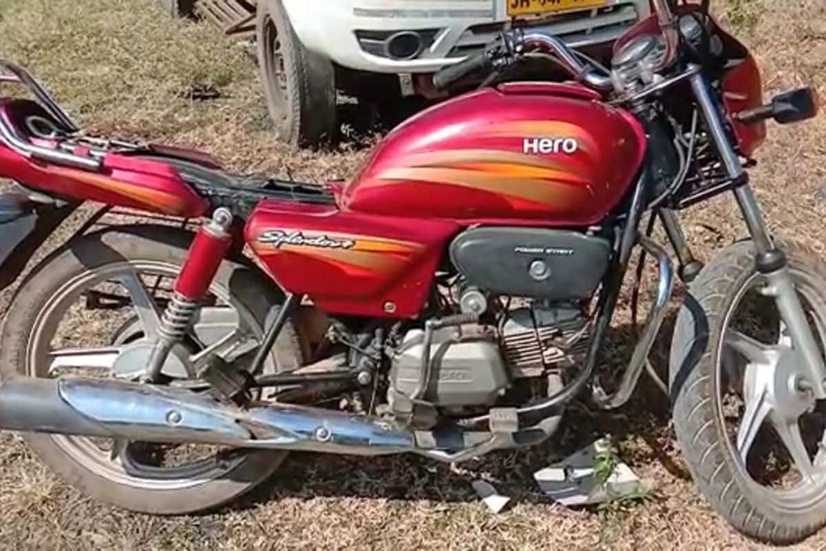 जेव्हा पैसे देण्याची वेळ यायची तेव्हा आपली पर्स घरी विसरल्याचं कारण सांगायचा. त्यानंतर तो दुकानदाराला आपल्या गप्पांमध्ये अडकवायचा. आणि घरातून पैसे आणण्यासाठी त्याच व्यक्तीकडून बाईक मागून घ्यायचा. विक्री होईल या हेतून दुकानदारदेखील आपल्या बाईकची चावी चोराकडेच सुपूर्द करीत असत. ज्यानंतर चोर ही बाईक अब्दुल वकीलच्या गॅरेजवर पोहोचवीत असत. जेव्हा पैसे देण्याची वेळ यायची तेव्हा आपली पर्स घरी विसरल्याचं कारण सांगायचा. त्यानंतर तो दुकानदाराला आपल्या गप्पांमध्ये अडकवायचा. आणि घरातून पैसे आणण्यासाठी त्याच व्यक्तीकडून बाईक मागून घ्यायचा. विक्री होईल या हेतून दुकानदारदेखील आपल्या बाईकची चावी चोराकडेच सुपूर्द करीत असत. ज्यानंतर चोर ही बाईक अब्दुल वकीलच्या गॅरेजवर पोहोचवीत असत.