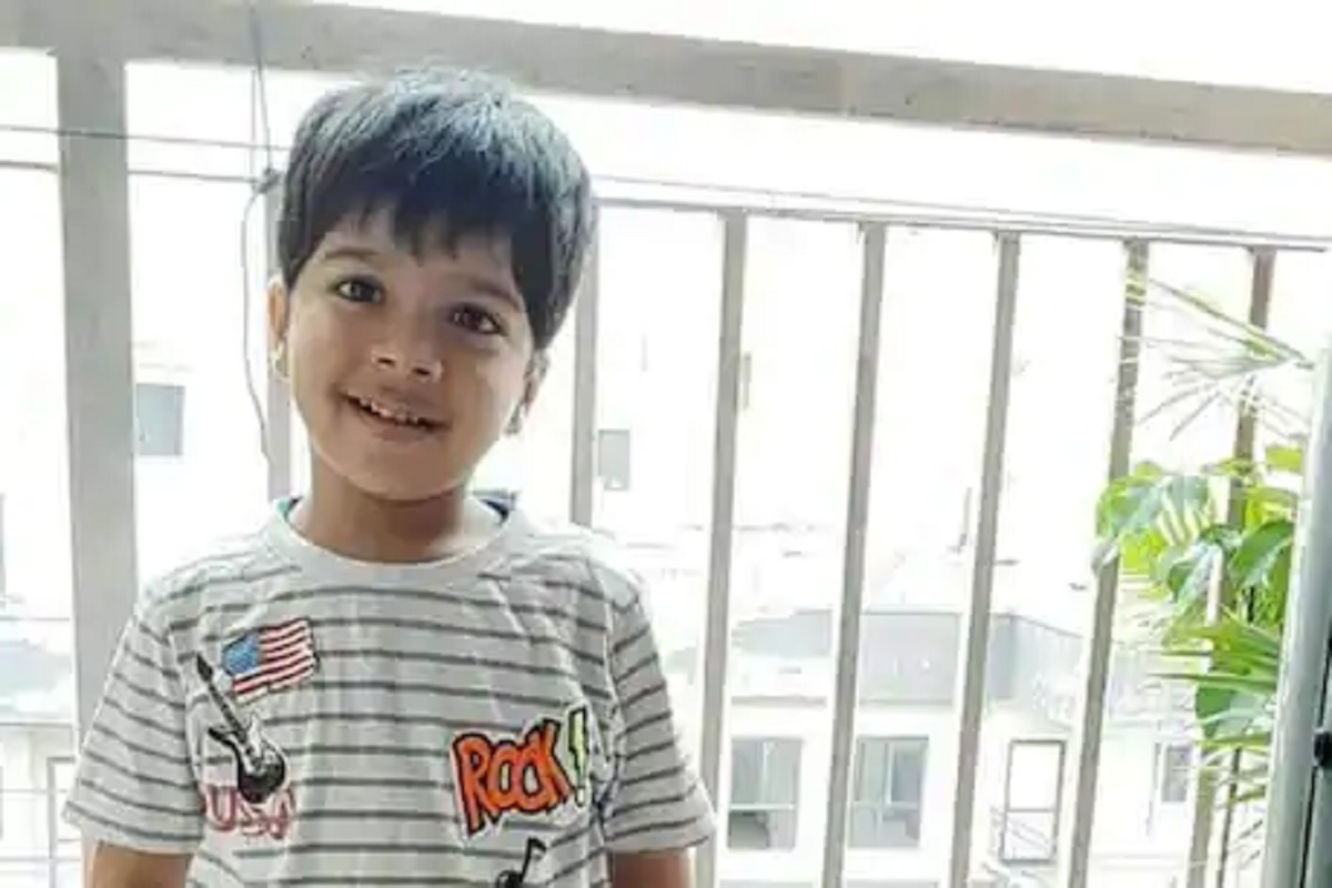 बाल्कनीतून खाली पाहाताना तोल गेला आणि 14 व्या मजल्यावरून चिमुकला खाली कोसळला