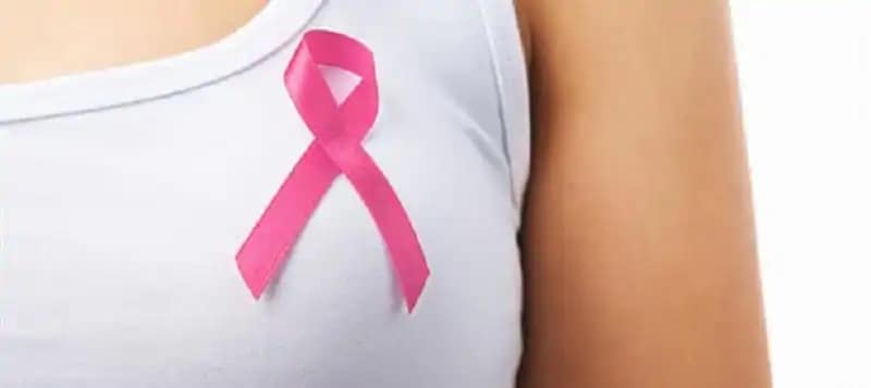 प्रत्येक महिलेनं करायला हवी ते ब्रेस्ट कॅन्सरची तपासणी. तुमची वयाच्या विशीत किंवा तिशीत असाल तर नियमित तपासणीत ब्रेस्ट कॅन्सरची तपासणी जरूर करून घ्या. वेब एमडीनुसार विशी आणि तिशीत दर तीन महिन्यांनी आणि चाळीशीत प्रत्येक वर्षी मेमोग्राफी (Mammography) जरूर करा. 50 ते 70 वयापर्यंत दर दोन वर्षांनी तपासणी करू शकता. यामुळे ब्रेस्ट कॅन्सरची लक्षणं दिसण्याआधी म्हणजेच सुरुवातीच्या टप्प्यातच ब्रेस्ट कॅन्सरचं निदान होईल आणि उपचार करता येतील. प्रत्येक महिलेनं करायला हवी ते ब्रेस्ट कॅन्सरची तपासणी. तुमची वयाच्या विशीत किंवा तिशीत असाल तर नियमित तपासणीत ब्रेस्ट कॅन्सरची तपासणी जरूर करून घ्या. वेब एमडीनुसार विशी आणि तिशीत दर तीन महिन्यांनी आणि चाळीशीत प्रत्येक वर्षी मेमोग्राफी (Mammography) जरूर करा. 50 ते 70 वयापर्यंत दर दोन वर्षांनी तपासणी करू शकता. यामुळे ब्रेस्ट कॅन्सरची लक्षणं दिसण्याआधी म्हणजेच सुरुवातीच्या टप्प्यातच ब्रेस्ट कॅन्सरचं निदान होईल आणि उपचार करता येतील.
