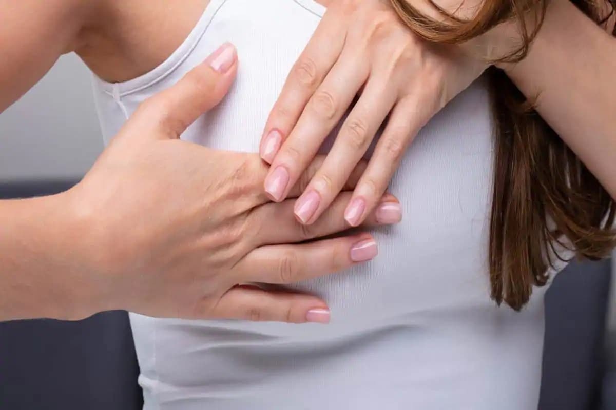 ब्रेस्ट कॅन्सर (breast cancer) हा 40 ते 60 वयोगटात पाहायला मिळतो. मात्र आता तरुण मुलींमध्येही हा धोका वाढत चालला आहे. जीवनशैलीत होणारे बदल, उशिरा मूल होणं, स्तनपानाचा अभाव, वैद्यकीय चाचण्यांबाबत जागृतीचा अभाव, कॅन्सरतज्ज्ञ तसंच तपासणीसाठी सोयीसुविधांचा अभाव या गोष्टी महिलांमधील वाढत्या ब्रेस्ट कॅन्सरला कारणीभूत आहेत. ब्रेस्ट कॅन्सर (breast cancer) हा 40 ते 60 वयोगटात पाहायला मिळतो. मात्र आता तरुण मुलींमध्येही हा धोका वाढत चालला आहे. जीवनशैलीत होणारे बदल, उशिरा मूल होणं, स्तनपानाचा अभाव, वैद्यकीय चाचण्यांबाबत जागृतीचा अभाव, कॅन्सरतज्ज्ञ तसंच तपासणीसाठी सोयीसुविधांचा अभाव या गोष्टी महिलांमधील वाढत्या ब्रेस्ट कॅन्सरला कारणीभूत आहेत.