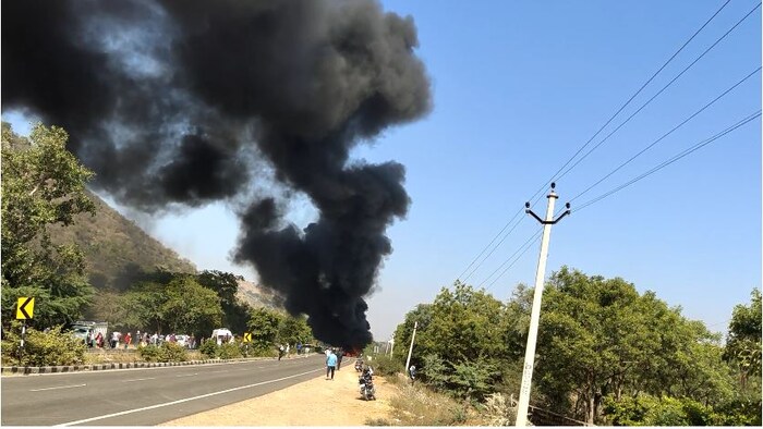 या आगीत व्हिडीओ कोच जळून खाक झाली आहे. त्यानंतर तातडीने बचावकार्य सुरू करण्यात आलं. दरम्यान फायब्रिगेडला बोलावून आग विझविण्याचे काम बराच वेळ सुरू होते.