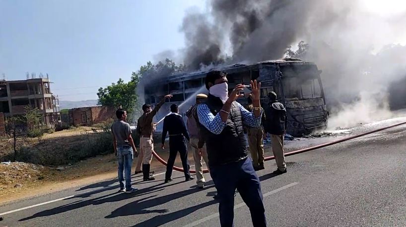जखमींना स्थानिकांनी तातडीने रुग्णालयात हलविले. अपघातातनंतर बराच वेळ त्या भागात धुराचं साम्राज्य होतं. जखमींना स्थानिकांनी तातडीने रुग्णालयात हलविले. अपघातातनंतर बराच वेळ त्या भागात धुराचं साम्राज्य होतं.