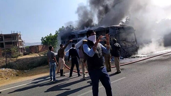 जखमींना स्थानिकांनी तातडीने रुग्णालयात हलविले. अपघातातनंतर बराच वेळ त्या भागात धुराचं साम्राज्य होतं. 