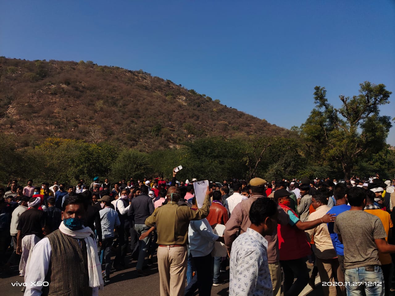 बस पेट घेतल्याचे पाहून स्थानिक तातडीने मदतीसाठी धावले. अनेकांना पटापट बसमधून काढण्याचा प्रयत्न सुरू होता. बस पेट घेतल्याचे पाहून स्थानिक तातडीने मदतीसाठी धावले. अनेकांना पटापट बसमधून काढण्याचा प्रयत्न सुरू होता.