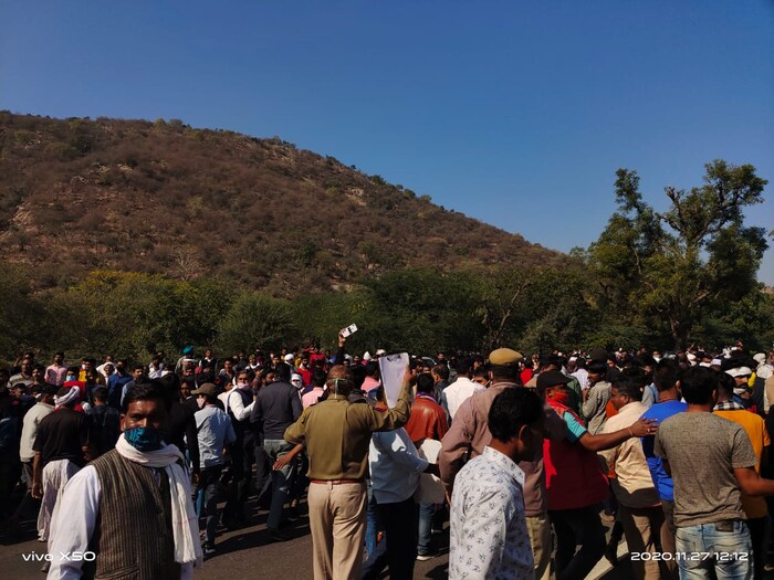 बस पेट घेतल्याचे पाहून स्थानिक तातडीने मदतीसाठी धावले. अनेकांना पटापट बसमधून काढण्याचा प्रयत्न सुरू होता. 