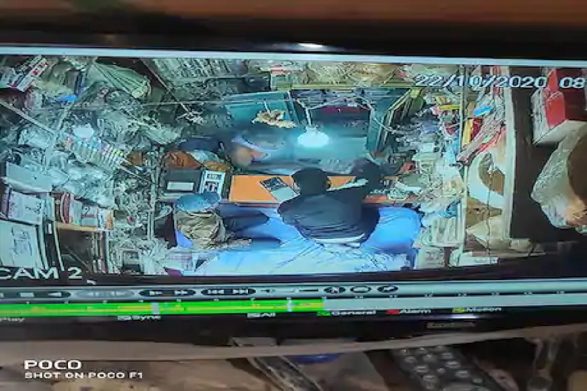 VIDEO : धनत्रयोदशी आधी सराफावर संकट, ग्राहक म्हणून आलेल्या दोघांनी लुटलं लाखोंचं सोनं