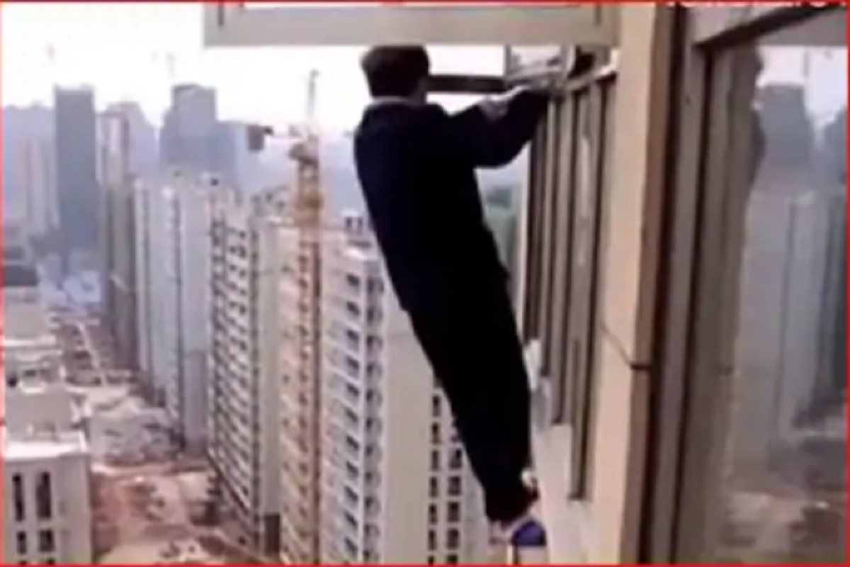 पोलिसांपासून वाचण्यासाठी तब्बल 22व्या मजल्यावर लटकला चोर; पुढे नेमकं काय झालं पाहा VIRAL VIDEO