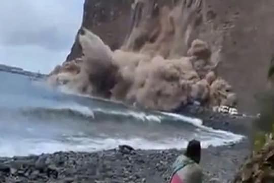 समुद्रावर पर्यटकांची गर्दी असतानाच कोसळली दरड, थरारक LIVE VIDEO आला समोर