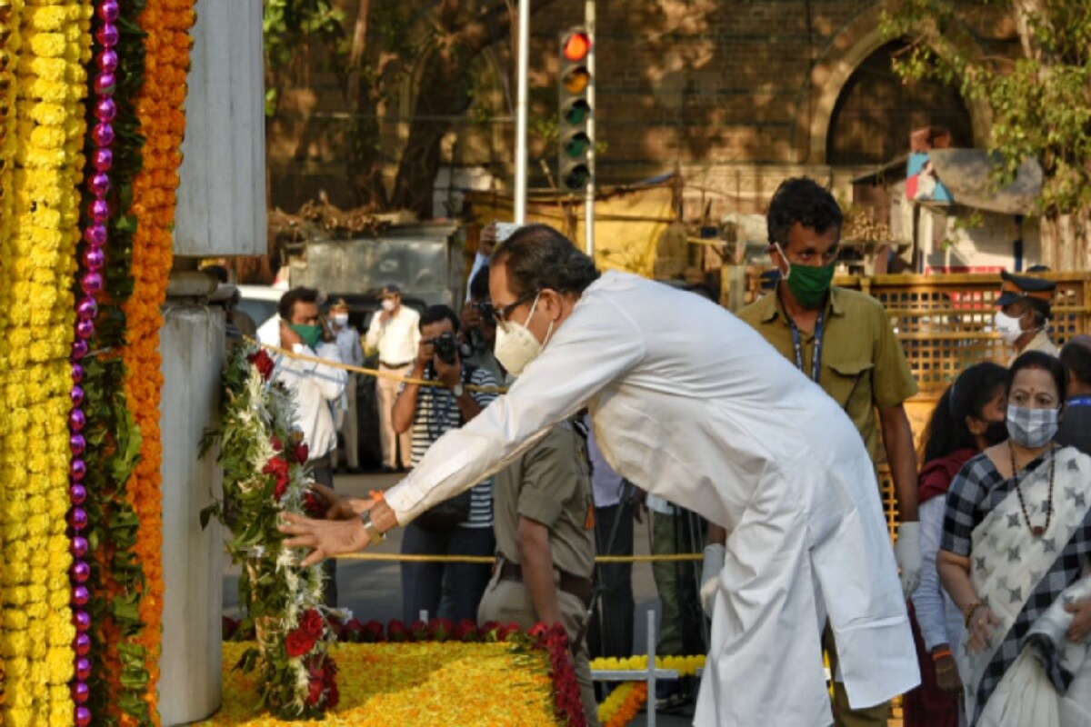 महाराष्ट्र राज्य हुतात्मा स्मृती दिनानिमित्त मुख्यमंत्री उद्धव ठाकरे यांनी हुतात्मा चौक येथील हुतात्म्यांच्या स्मृतीस पुष्पांजली अर्पण करून आदरांजली वाहिली. महाराष्ट्र राज्य हुतात्मा स्मृती दिनानिमित्त मुख्यमंत्री उद्धव ठाकरे यांनी हुतात्मा चौक येथील हुतात्म्यांच्या स्मृतीस पुष्पांजली अर्पण करून आदरांजली वाहिली.