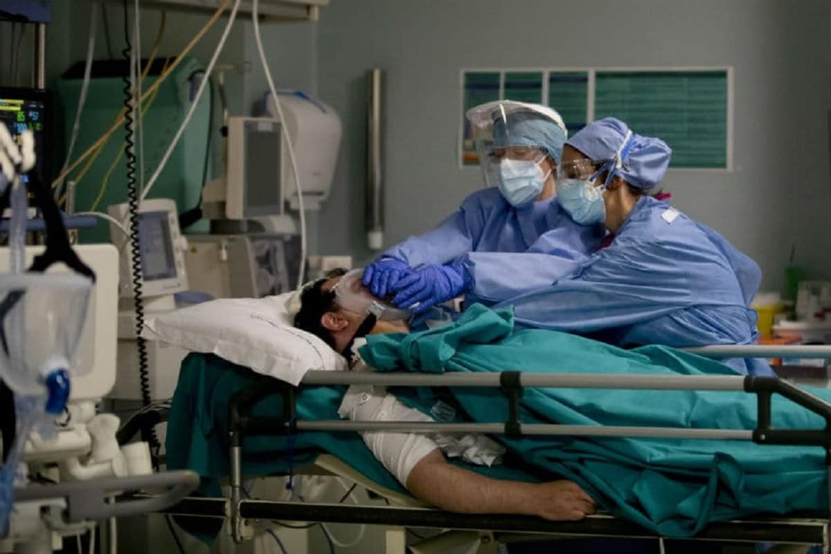 दिल्लीतील सर गंगाराम रुग्णालयातील डॉ. सौमित्र रावत यांनी न्यूज १८ शी बोलताना सांगितलं, कोरोनाच्या दुसऱ्या लाटेत वेगवेगळे स्ट्रेन समोर आले आहेत. डबल म्युटेशन, दक्षिण आफ्रिकन स्ट्रेन, यूके स्ट्रेन, ब्राझील स्ट्रेन समोर आले आहेत. प्रत्येक स्ट्रेनमध्ये वेगवेगळी लक्षणं पाहायला मिळत आहेत. दिल्लीतील सर गंगाराम रुग्णालयातील डॉ. सौमित्र रावत यांनी न्यूज १८ शी बोलताना सांगितलं, कोरोनाच्या दुसऱ्या लाटेत वेगवेगळे स्ट्रेन समोर आले आहेत. डबल म्युटेशन, दक्षिण आफ्रिकन स्ट्रेन, यूके स्ट्रेन, ब्राझील स्ट्रेन समोर आले आहेत. प्रत्येक स्ट्रेनमध्ये वेगवेगळी लक्षणं पाहायला मिळत आहेत.