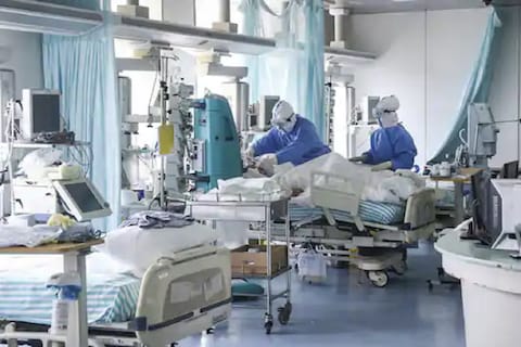 कोरोनाच्या ट्रेंडवर नजर ठेवणाऱ्या शोधकर्त्यांच्या म्हणण्यानुसार, एप्रिलच्या मध्यापर्यंत कोरोना (Corona) आपल्या पिकवर असू शकतो आणि अॅक्टिव्ह केस (Active Corona Cases) 7.3 लाखापर्यंत जाऊ शकतात
