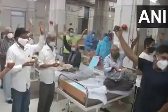 घरापासून दूर असलेल्या कोव्हिडी सेंटरमध्ये डॉक्टर आणि रुग्णांनी असं केलं दिवाळी सेलिब्रेशन, पाहा VIDEO
