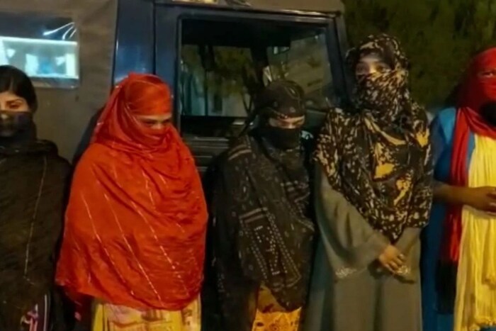हरदोई येथील देहात पोलीस हद्दीतील अब्दुलपुरवा भागात पोलिसांनी सोमवारी रात्री एका घरावर छापा मारला. पोलीस उपाधीक्षकांच्या नेतृत्वात केलेल्या कारवाईत पोलिसांच्या टीमने 5 तरुणांसह 5 तरुणींनाही ताब्यात घेतलं आहे. 