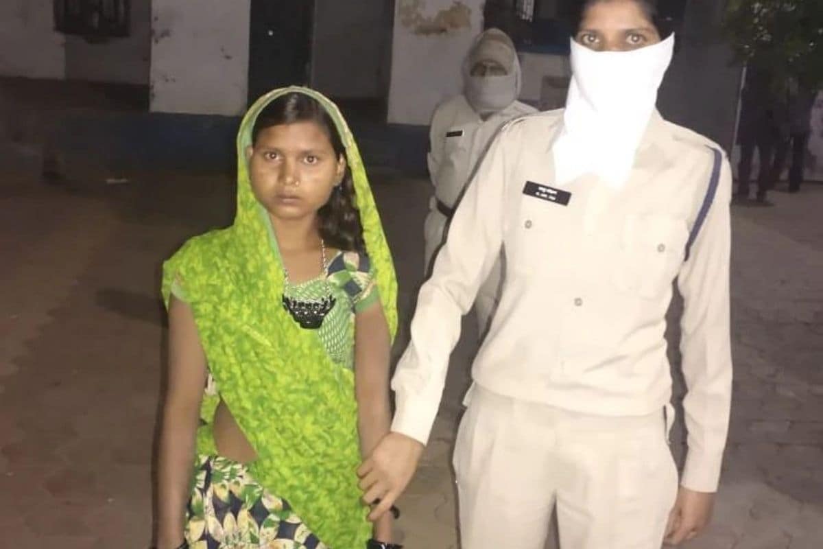 करवाचौथच्या निमित्ताने देश-परदेशात महिला आपल्या पतीच्या दीर्घायुष्यासाठी उपवास करते. पुजा-अर्चा करते. मात्र मध्य प्रदेशातील एका महिलेवर करवाचौथच्या दिवशी आपल्या पतीला जिवंत जाळल्याचा खळबळजनक आरोप लावण्यात आला आहे. रिपोर्टनुसार पत्नीने मुलं होत नसल्याच्या वादातून पतीवर रॉकेल टाकून त्याला जिवंत जाळलं. करवाचौथच्या निमित्ताने देश-परदेशात महिला आपल्या पतीच्या दीर्घायुष्यासाठी उपवास करते. पुजा-अर्चा करते. मात्र मध्य प्रदेशातील एका महिलेवर करवाचौथच्या दिवशी आपल्या पतीला जिवंत जाळल्याचा खळबळजनक आरोप लावण्यात आला आहे. रिपोर्टनुसार पत्नीने मुलं होत नसल्याच्या वादातून पतीवर रॉकेल टाकून त्याला जिवंत जाळलं.