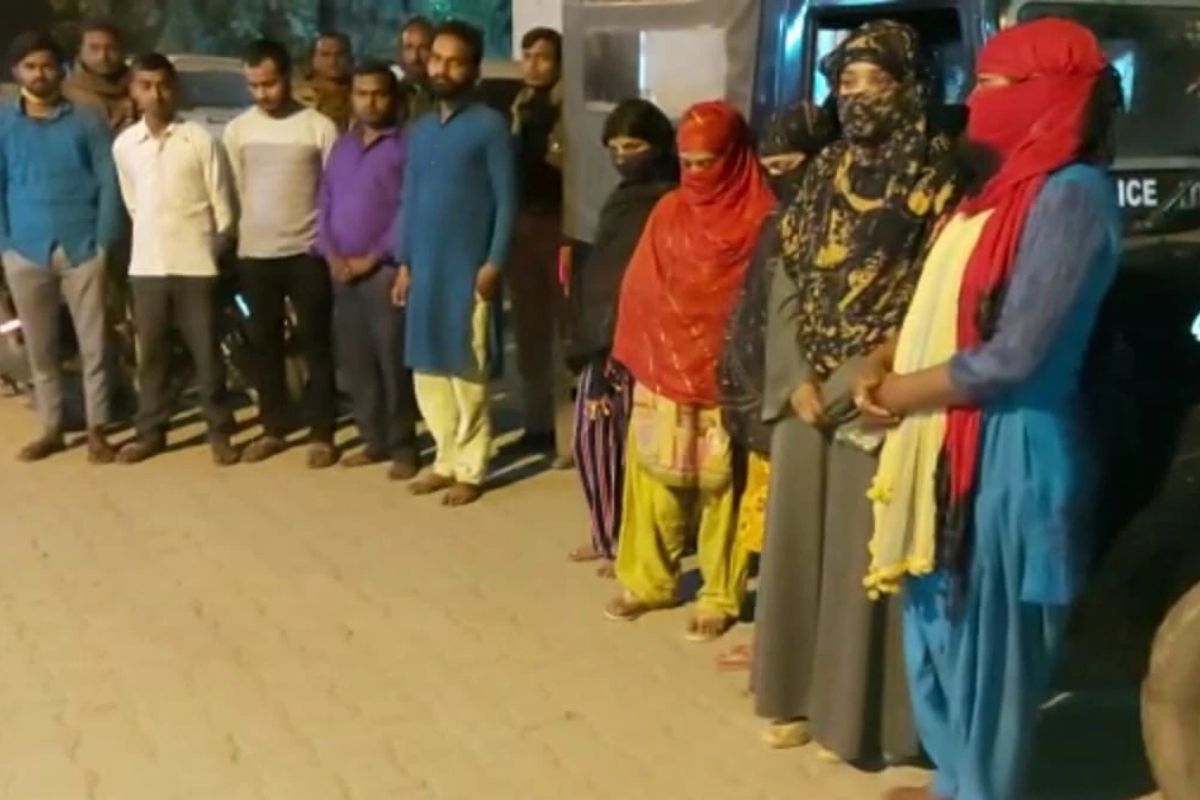 उत्तर प्रदेशातील हरदोई जिल्ह्यात पोलिसांनी सर्वात मोठा सेक्स रॅकेटचा खुलासा केला आहे. येथे एका खोलीत छापेमारी करण्यात आली. येथे 5 तरुणांसह 5 तरुणींना आपत्तीजनक अवस्थेत अटक करण्यात आली. यादरम्यान सेक्स रॅकेटची संचालिका घटनास्थळाहून फरार झाली. ताब्यात घेण्यात आलेल्या पाच पैकी 2 तरुणी कलकत्ताची असल्याचे सांगितले जात आहे. अद्याप याची चौकशी सुरू आहे. 