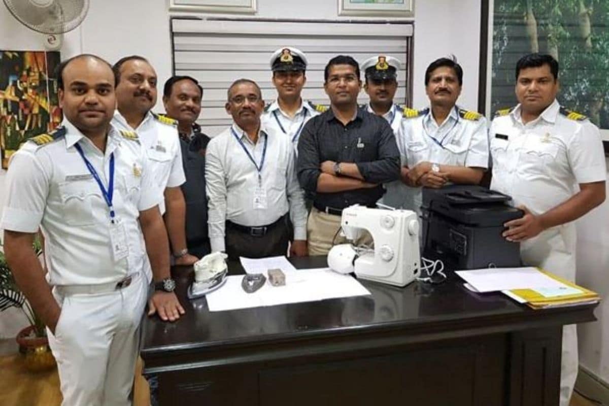 या दोन्ही महिलांशिवाय त्या फ्लाइटमधून शहरात येणारे पाच जणं 46 लाख रुपयांचं सोनं, दारू आणि सिगारेटसह पकडले गेले. त्यापैकी दोन चेन्नईपासून दोन पट्टीनमपासून आणि एक इल्यांगुडी येथे राहणारे होते. या दोन्ही महिलांशिवाय त्या फ्लाइटमधून शहरात येणारे पाच जणं 46 लाख रुपयांचं सोनं, दारू आणि सिगारेटसह पकडले गेले. त्यापैकी दोन चेन्नईपासून दोन पट्टीनमपासून आणि एक इल्यांगुडी येथे राहणारे होते.