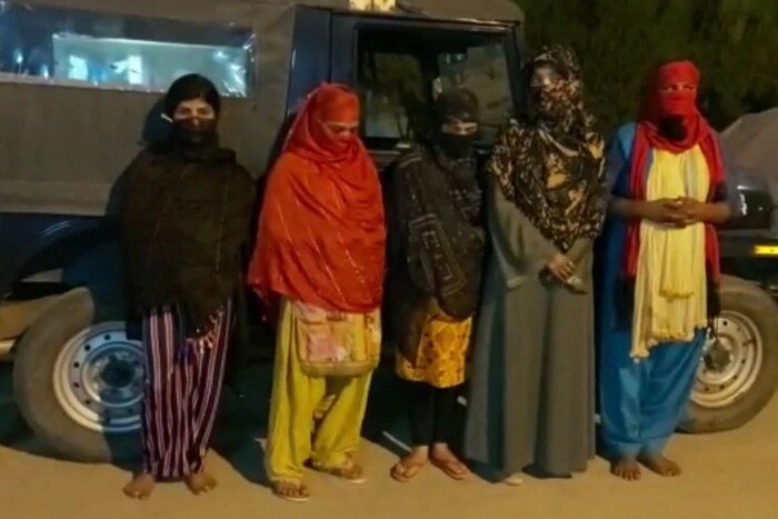 पोलिसांकडून केलेल्या या कारवाईदरम्यान सेक्स रॅकेट संचालिका सरोजिनी गौतक घटनास्थळाहून फरार झाल्या. सीओ सिटी विकास जायस्वाल यांनी सांगितले की, पकडण्यात आलेले तरुण आणि तरुणी घरातील विविध खोल्यांमध्ये होते. अटक करण्यात आलेल्या पाचपैकी 2 तरुणी कलकत्त्याच्या आहेत, तर दोघीजणी सरोजनी गौतम यांच्या कुटुंबातील आहे. 
