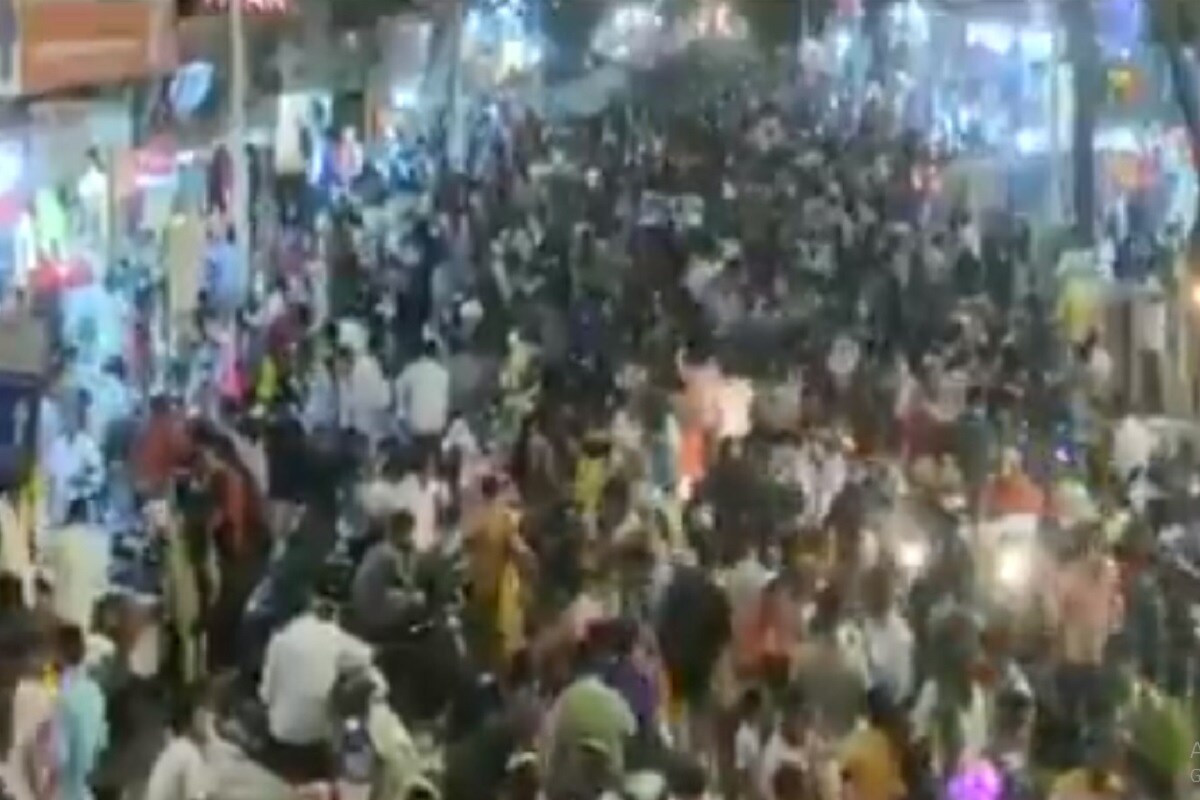 दिवाळीपूर्वी पुण्याच्या बाजारपेठांमध्ये प्रचंड गर्दी दिसून आली. सोशल डिस्टन्सिंगचा पुरता फज्जा उडालेला होता. लोकांच्या मनातील कोरोनाची भीती कमी झाल्याने तुफान गर्दी करत पुणेकरांनी निष्काळजीपणा केला. दिवाळीपूर्वी पुण्याच्या बाजारपेठांमध्ये प्रचंड गर्दी दिसून आली. सोशल डिस्टन्सिंगचा पुरता फज्जा उडालेला होता. लोकांच्या मनातील कोरोनाची भीती कमी झाल्याने तुफान गर्दी करत पुणेकरांनी निष्काळजीपणा केला.