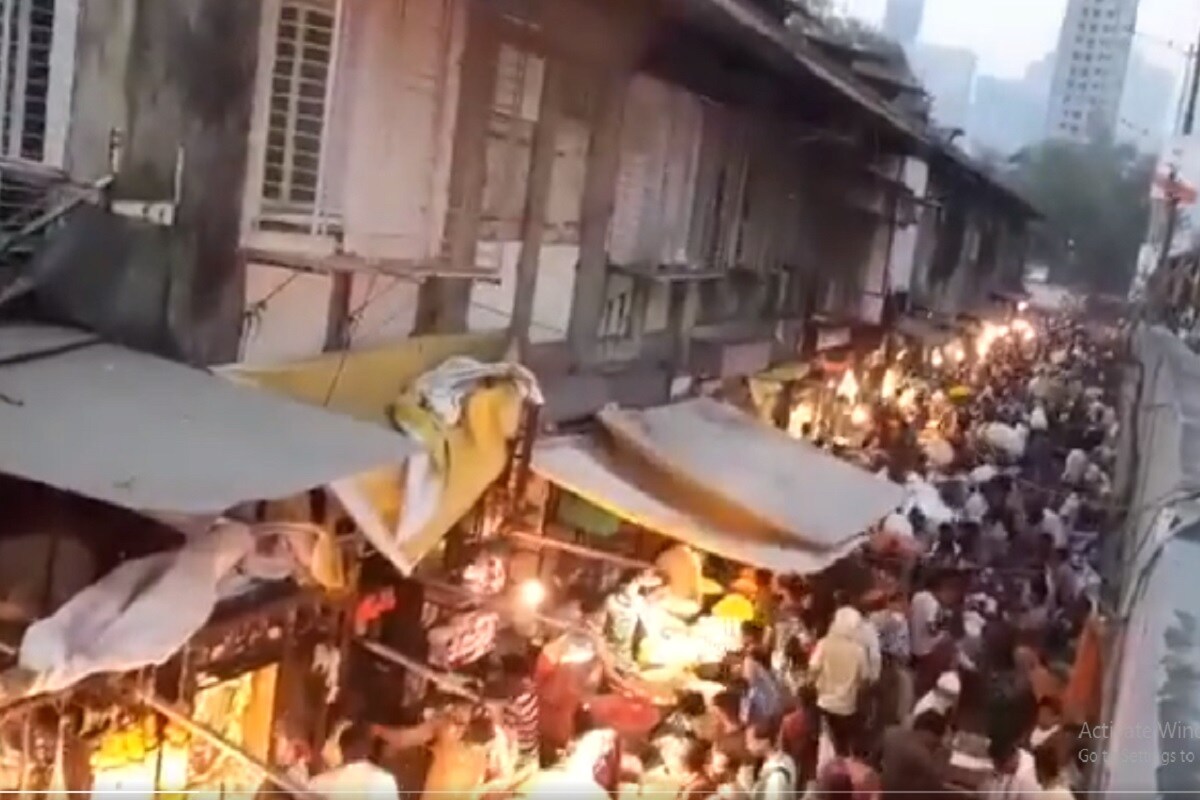 दादर मार्केटमध्ये दिवाळीच्या खरेदीनिमित्त लोकांची झुंबड उडालेली दिसते. पहाटेपासूनच लोक खरेदी करू लागलेत. त्यामुळे कोरोनापासून बचावासाठी आवश्यक असलेल्या सोशल डिस्टन्सिंगचा पुरता फज्जा उडालेला दिसतो आहे. लोक घराबाहेर पडून गर्दी करू लागले आहेत. अशाच गर्दीत तुम्हालाही जावं लागलं, तुमच्याकडे दुसरा काही पर्याय नसेल तर मग अशा वेळी कोरोनापासून स्वत:चा बचाव कसा कराल पाहुयात. दादर मार्केटमध्ये दिवाळीच्या खरेदीनिमित्त लोकांची झुंबड उडालेली दिसते. पहाटेपासूनच लोक खरेदी करू लागलेत. त्यामुळे कोरोनापासून बचावासाठी आवश्यक असलेल्या सोशल डिस्टन्सिंगचा पुरता फज्जा उडालेला दिसतो आहे. लोक घराबाहेर पडून गर्दी करू लागले आहेत. अशाच गर्दीत तुम्हालाही जावं लागलं, तुमच्याकडे दुसरा काही पर्याय नसेल तर मग अशा वेळी कोरोनापासून स्वत:चा बचाव कसा कराल पाहुयात.
